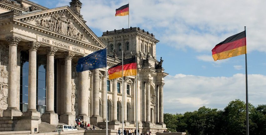 Reichstag-mit-Deutschlandfahnen-2 - Anleitung zum Fahne-Hissen